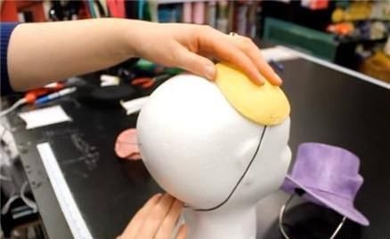 英国贵妇们的帽子风吹不掉?凯特王妃的固定方法真是绝了!