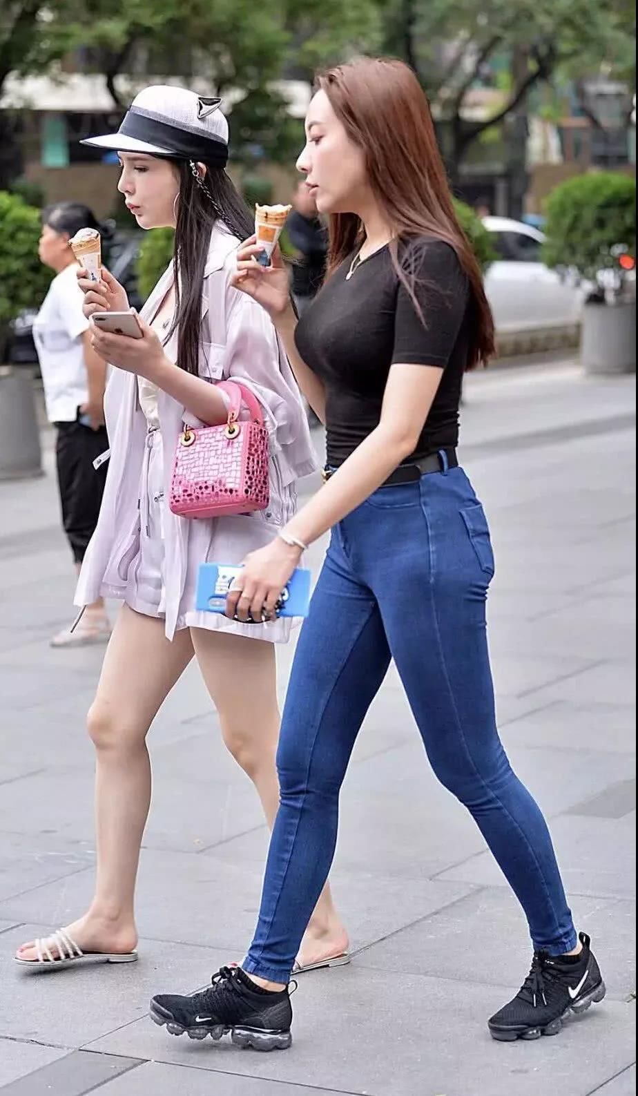 街拍美女：紧身裤美女，尽显玲珑有致好身材