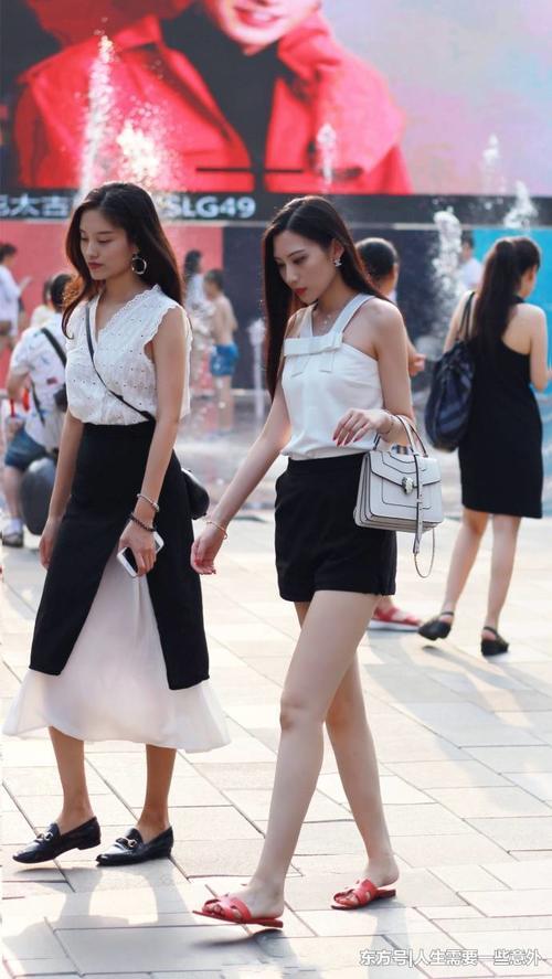 街拍路人，穿搭精致的丽人，亭亭玉立，悠闲漫步，尽显优雅魅力