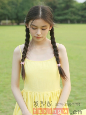 清新女生无刘海露额扎发 日常释放青春魅力