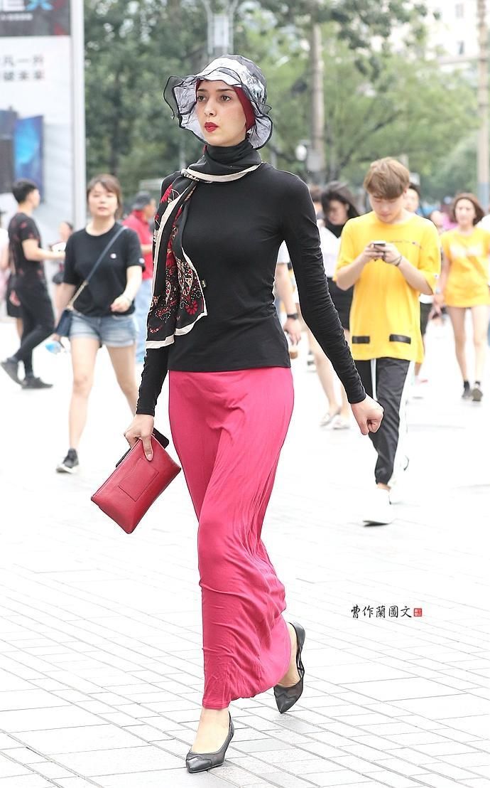 街拍:九头身美女，这个身材比例太让人羡慕