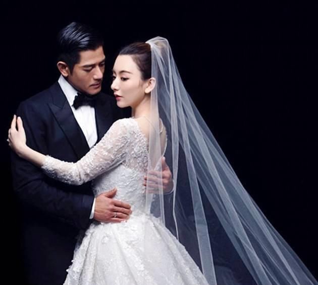 方媛复出拍硬照，这样的复古腔调真的比从前的网红范儿的美多了