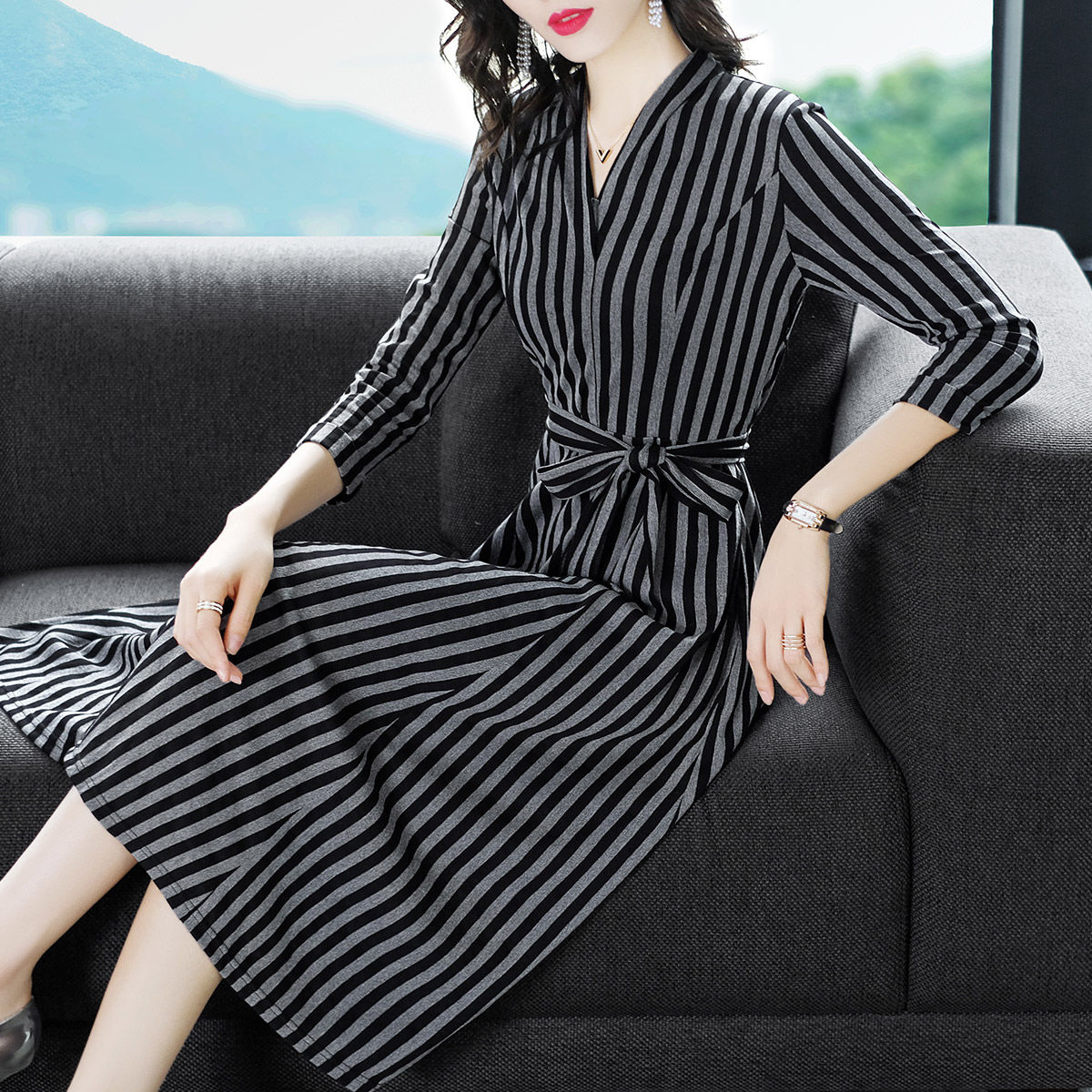 欧货裙昨天上新了，虽然小贵，却洋气时尚，让你气质优雅女神范