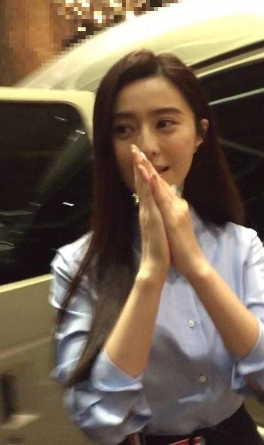 粉丝假装地下车库偶遇范冰冰，回应李晨片场关系暧昧，但并未分手