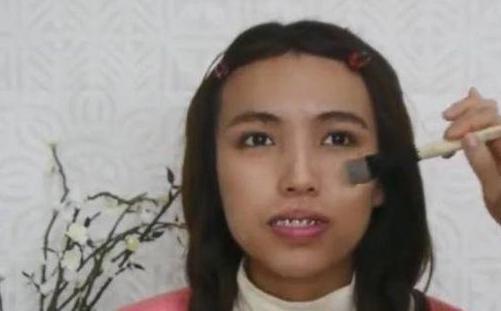 90后女大学生因长的丑没有朋友, 化完妆, 整个校园男生都骚动了