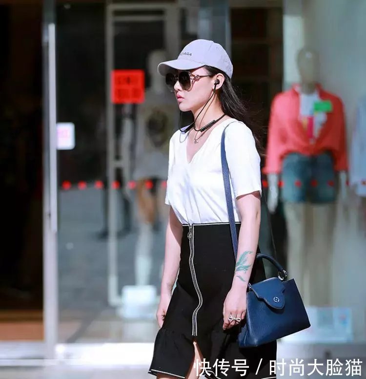 三分天生气质,七分自修气质,尽显小姐姐凹凸有致的好身材