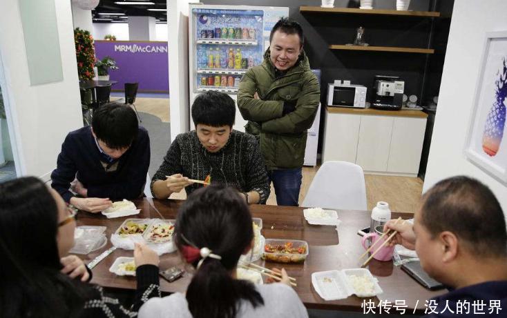 出了国才知道！中国人居然如此勤劳？外国人惊讶的皱起了眉！