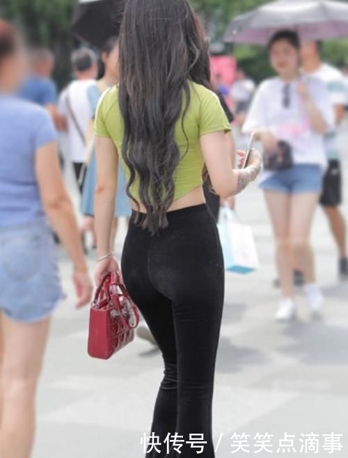 『喇叭裤』荧光绿露脐短袖,配黑色条绒喇叭裤,尽显时尚辣妈的妙曼身姿