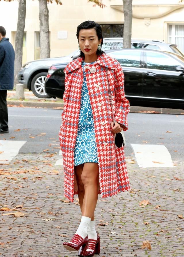 陈奕迅太太徐濠萦的时尚我不懂!蓝色花裙红色花外套，网友:村姑