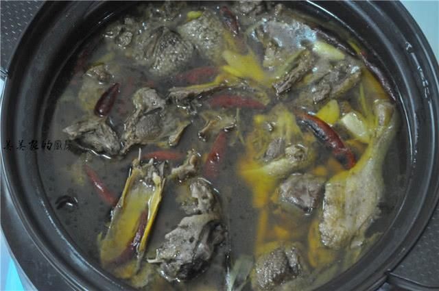 「我家」鸭子如此烧,不腥不柴特别香,操作简单,我家每年吃掉几十只