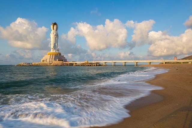 过年怕冷都想去三亚，但三亚真的适合过年？网友：一般人别去好点