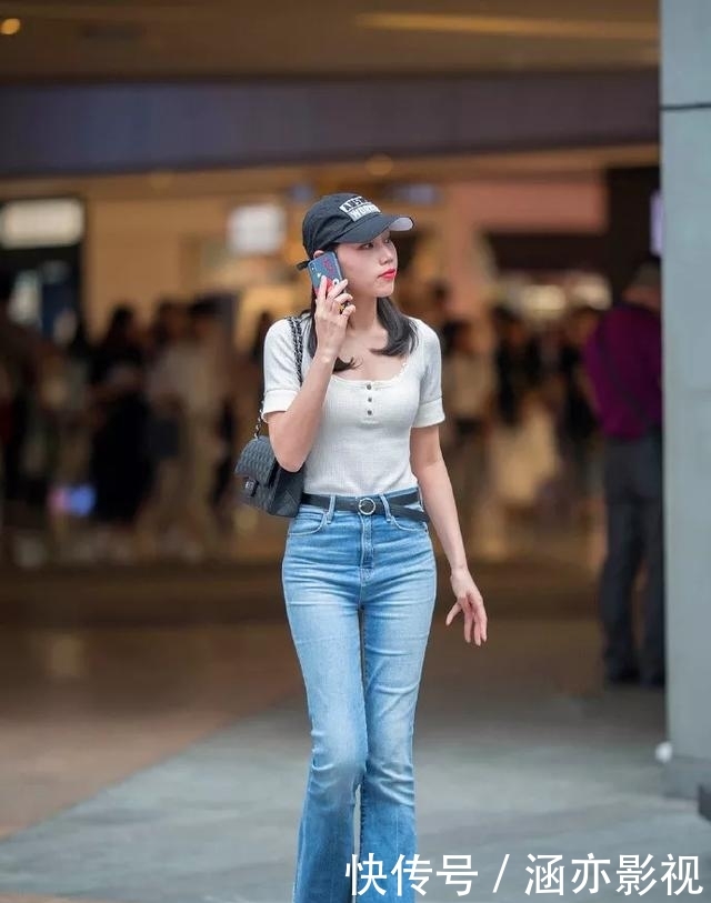  [美女]街拍：美女搭配一双黑色的简约高跟鞋，既美丽又大方