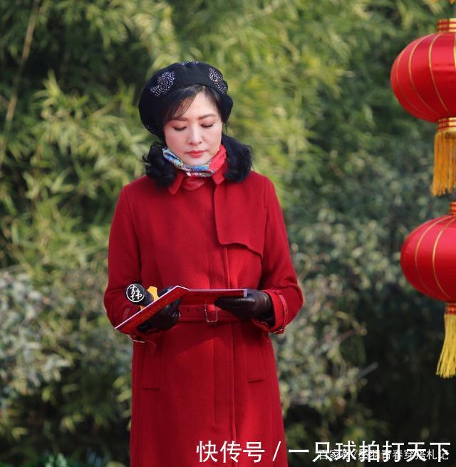  『看上去显得』周涛把红大衣穿火了，围巾当披肩戴上贝雷帽，高级知性又有女人味