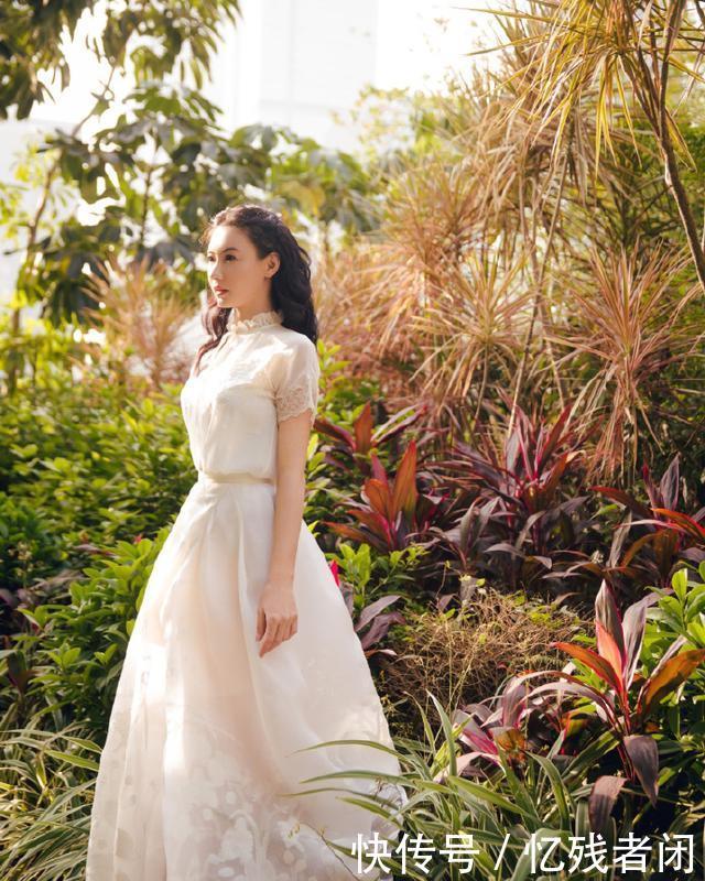 【张柏芝】40岁张柏芝身材真好,小白裙清纯有气质,宽松版型藏不住的凹凸感