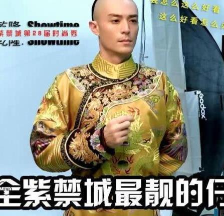 如懿传：香妃出场一舞惊人，摘下面纱皇上的眼神亮了，网友：油腻