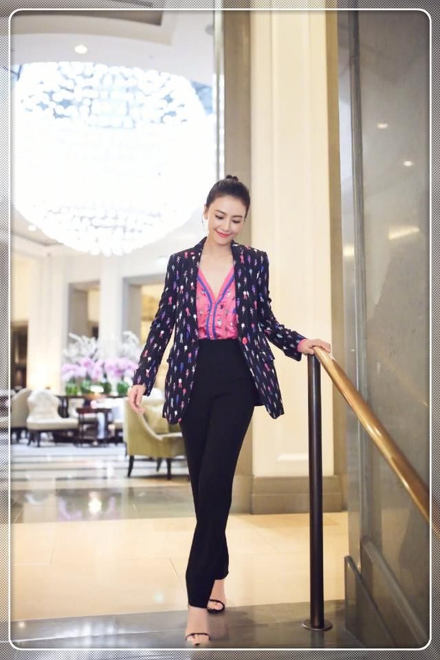 38岁高圆圆就是不显老，不过是穿了件小蓝裙，一下子就嫩回18岁了