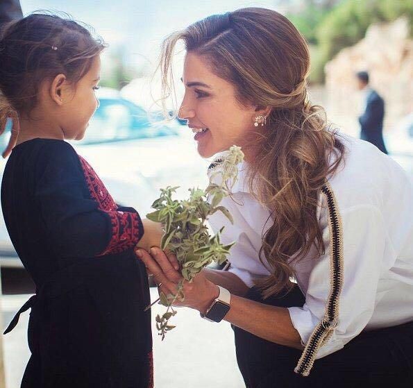 约旦王后拉尼娅探访农村，休闲装扮很亲民，时尚气息藏不住