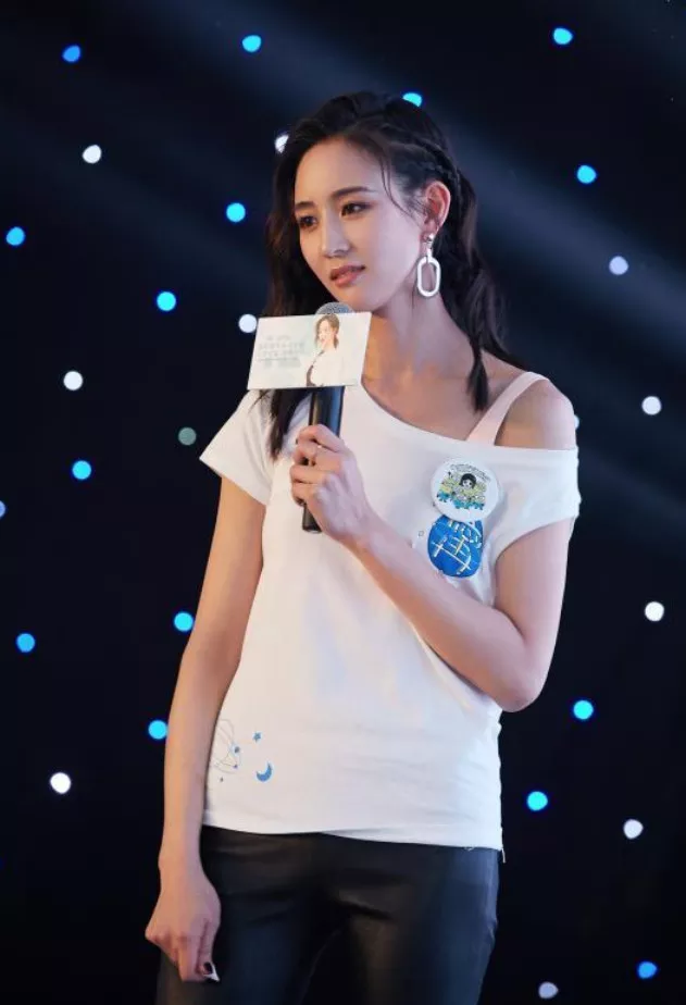 张钧甯只看上身很冷艳，一看下半身不敢认，学什么不好学穿皮裤？