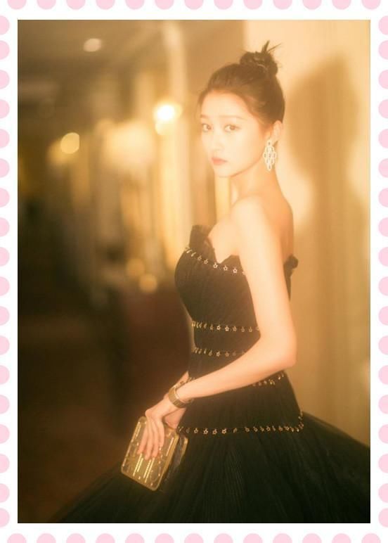 当20岁关晓彤和18岁欧阳娜娜同穿小黑裙，网友：这差距岂止2岁？