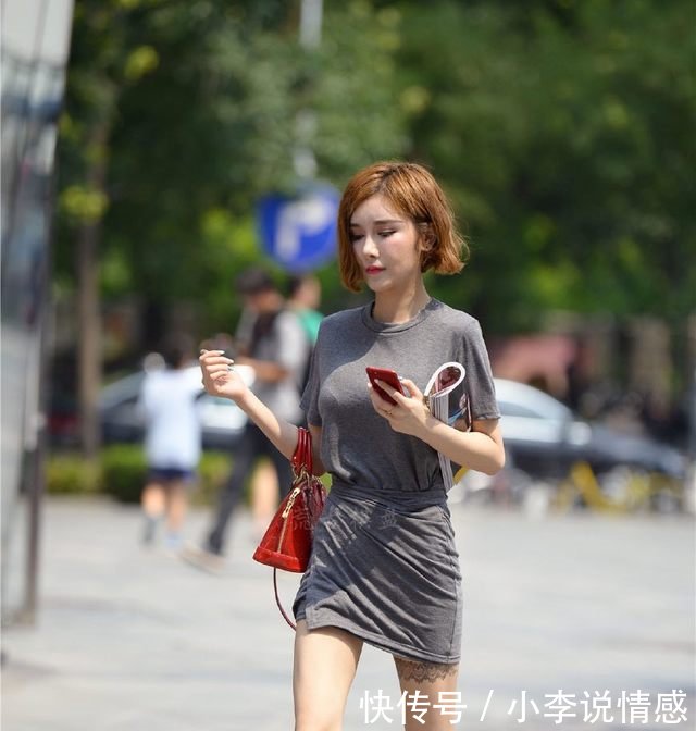 街拍网红，腿上的纹身，不仔细看像是丝袜边