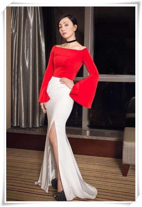 小陶虹真是够了! 腿本来就短还穿这种牛仔裤, 网友: 丑出新高度!