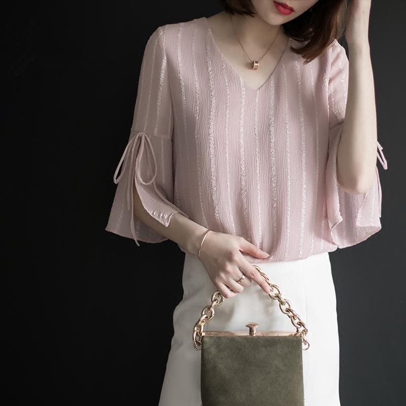 丰满的女人才好看，这6款“流氓衫”，穿出性感女人味儿