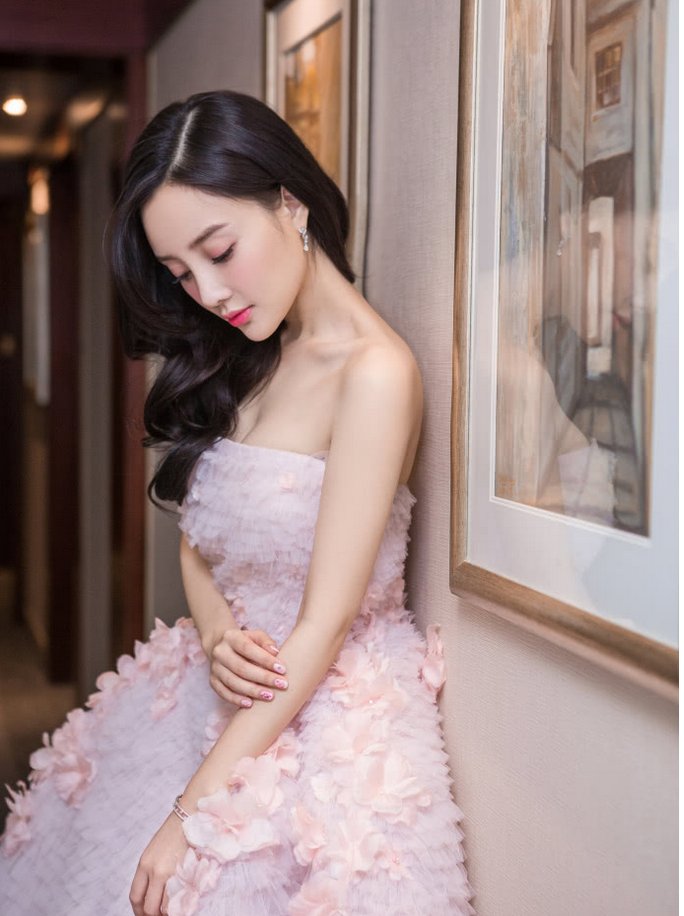本以为白百何的抹胸裙够醒目，可看了李小璐，我的小心脏受不了了