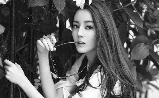 关晓彤和热巴同穿粉色裙子，关晓彤被秒杀，和热巴撞衫没好下场