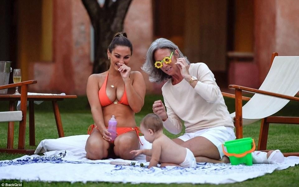 刚生完孩子的山姆费耶斯身穿性感比基尼度假  身穿依旧如初