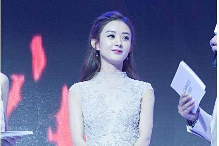 李一桐和赵丽颖同是一百六十五，同穿蓝色裙，网友：谁丑谁尴尬。