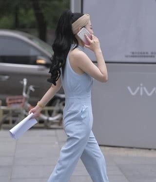 「连体」身穿连体裤的时尚辣妈,肤白貌美又时髦,妥妥的女神