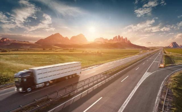  【停车】高速服务区停车时，一定要注意这几点，别因一时马虎损