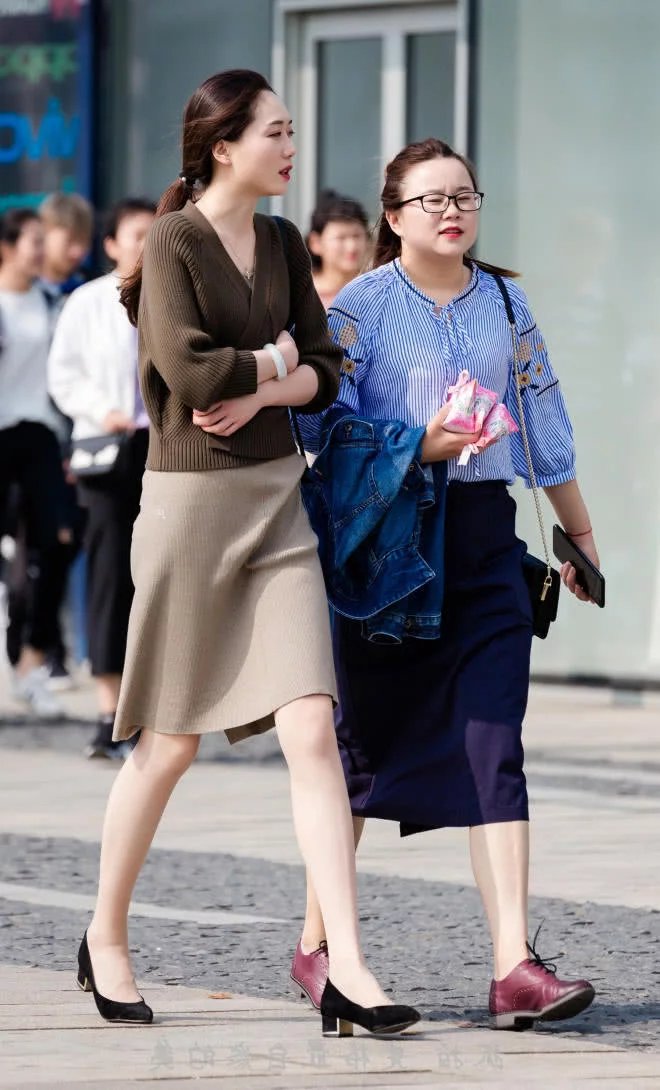 身材高挑的小姐姐，再怎么强大的闺蜜，也只能够做小姐姐的绿叶