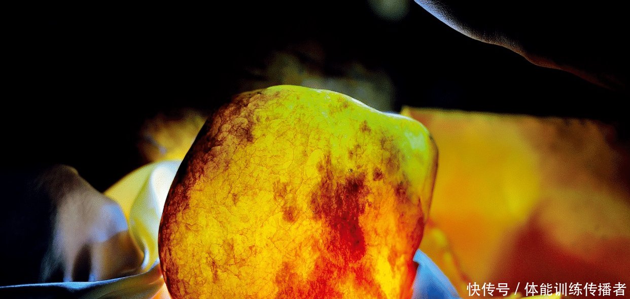 长江水里也有玉大叔捡鹅卵石20年，玉商用3套房交换一块石