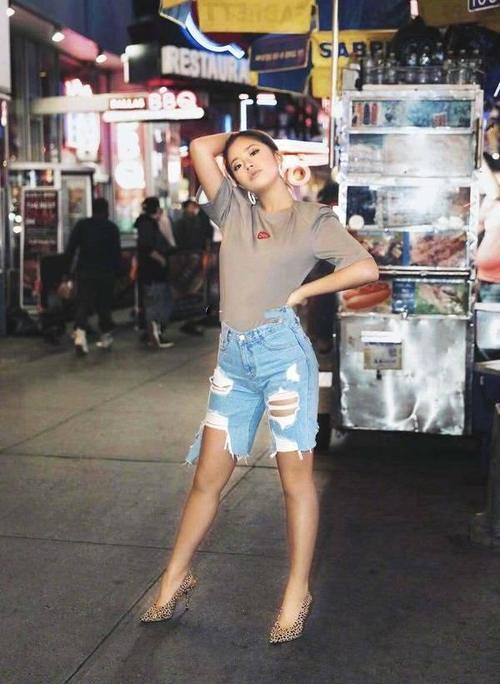 王菊穿健身裤现身时装周T台秀，网友：副乳和赘肉让人不忍直视！