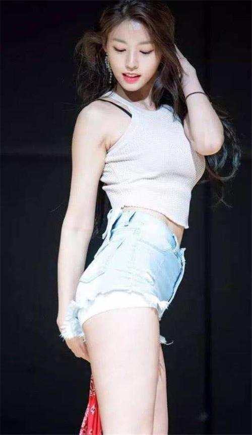 23岁的她这腿这腰这胸美的让人无法直视, 网友大呼想要谈恋爱