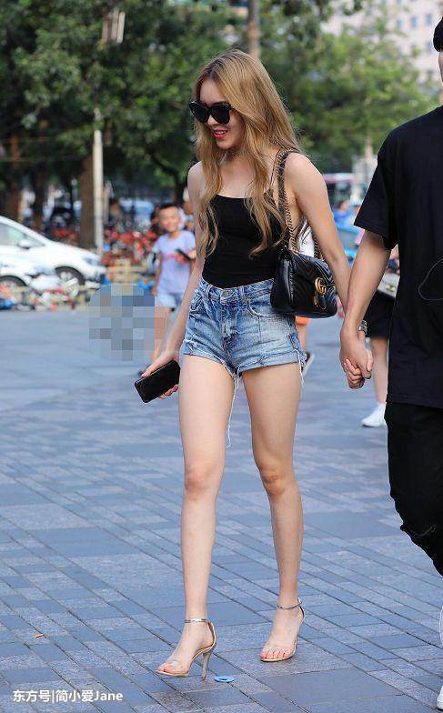 街拍：美女们穿短裤上街，自带“ps效果”的大长腿，让人羡慕！