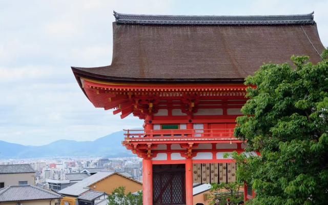 日本清水寺建筑独特，身着和服行走于街巷的女子，成靓丽的风景