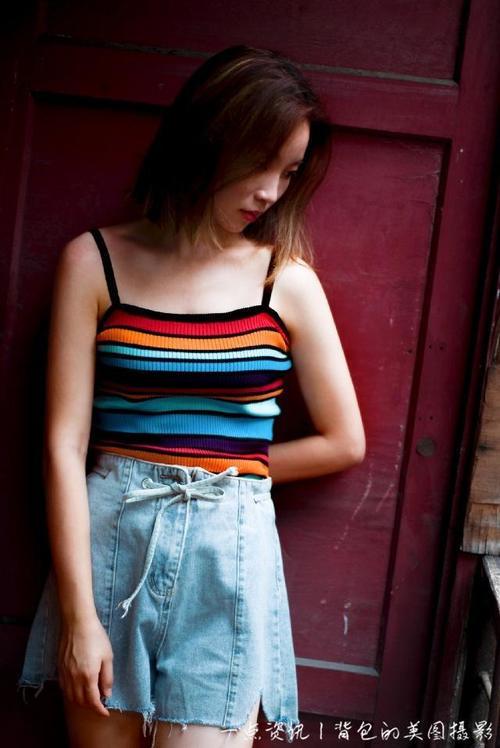 路人街拍，小姐姐举手投足之间散发着满满的女人味