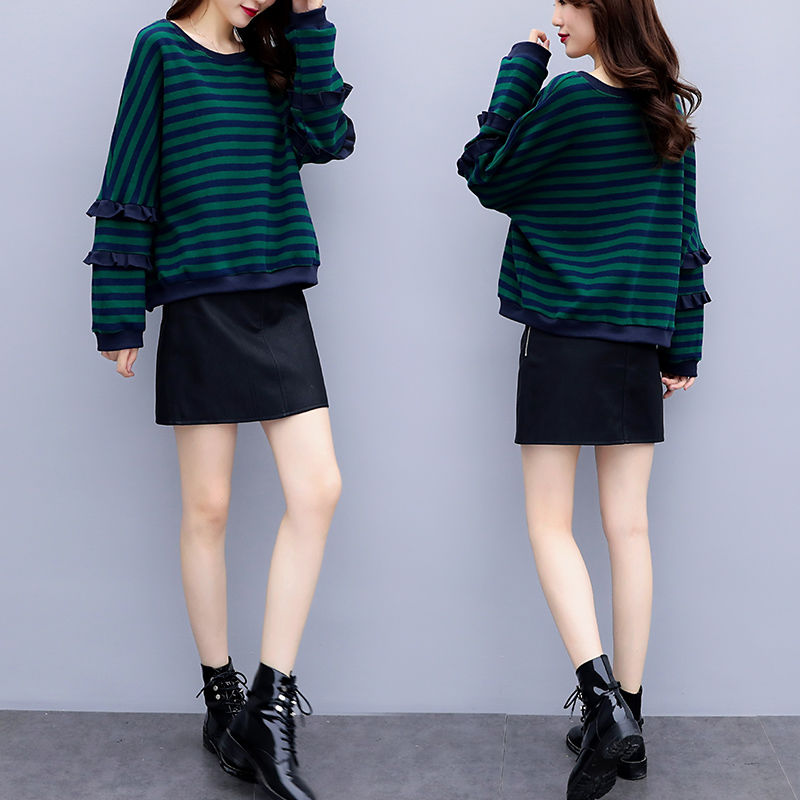 穿上新买的卫衣搭牛仔裤送儿子去上学,同学们都以为我是他姐姐