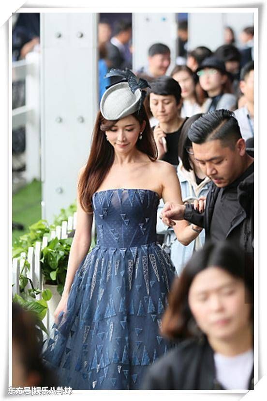 当110斤林志玲与86斤唐嫣同穿抹胸裙,看完瞬间不想减肥了