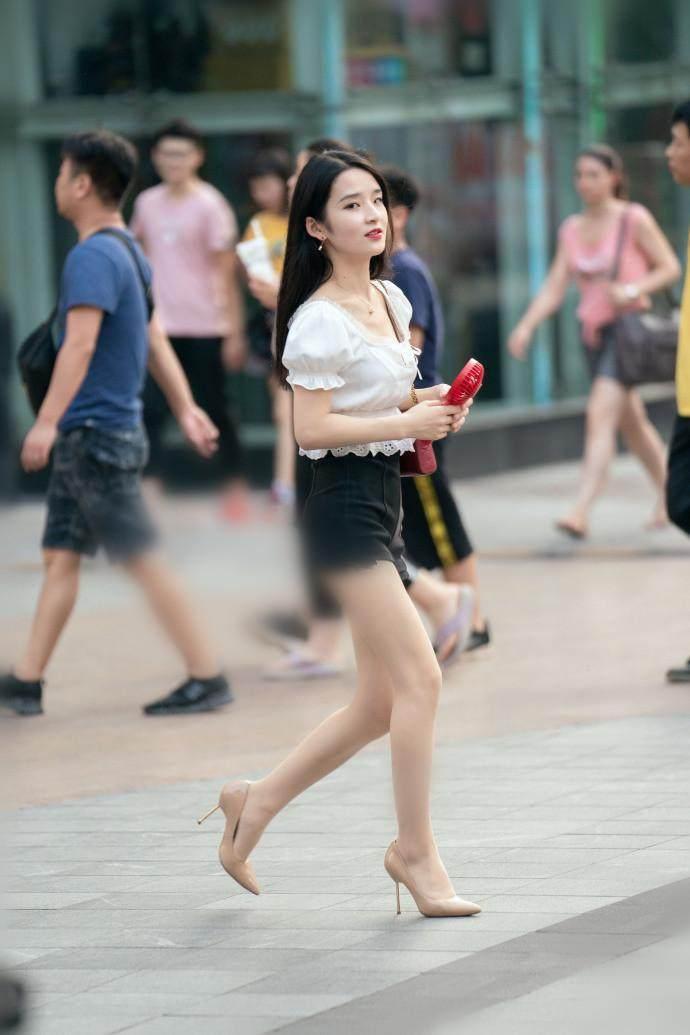 重庆街拍:美女如云的大街上，到处都是穿吊带连衣裙的小姐姐！