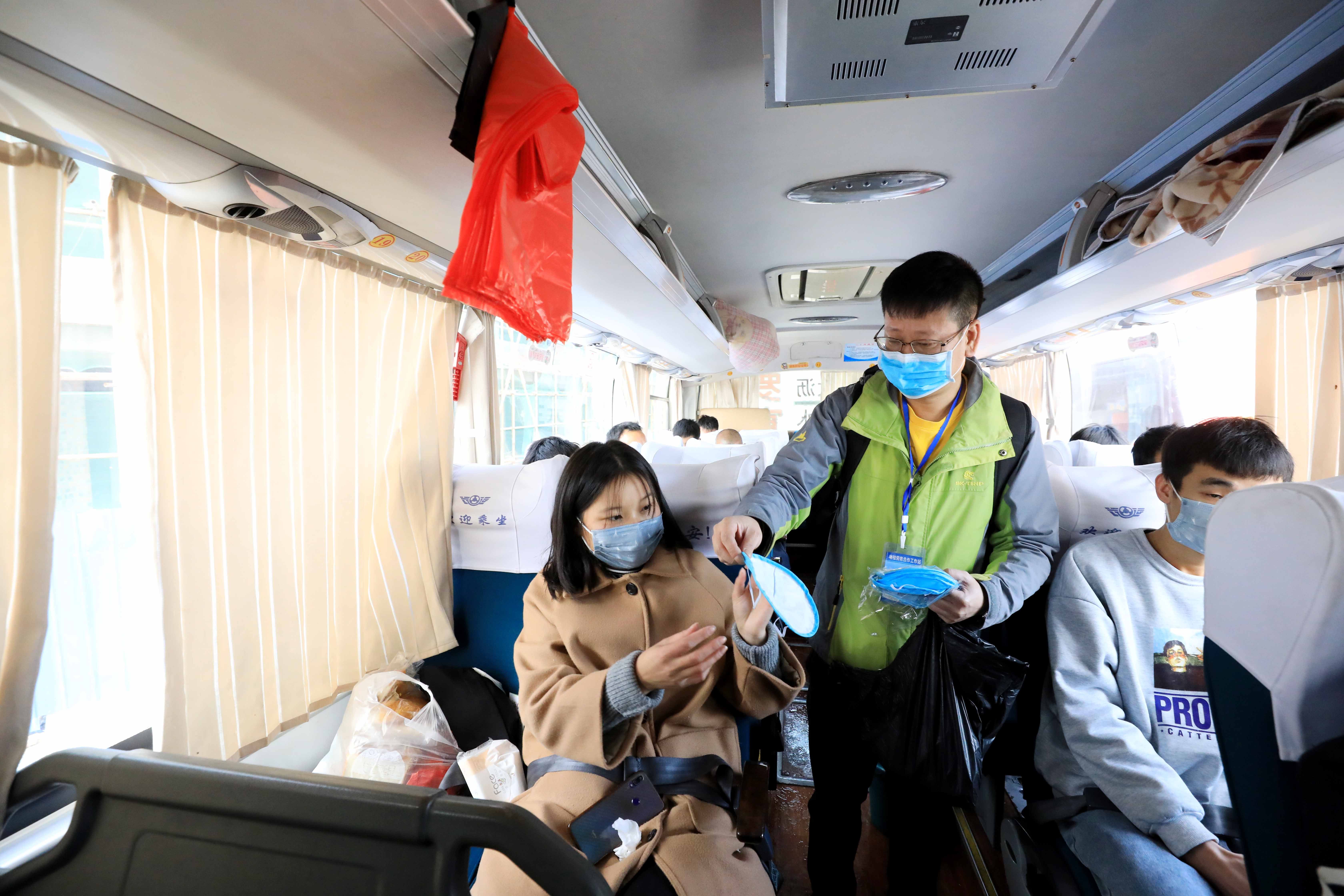  受疫情影响：广西柳州首批贫困户农民工返岗专车抵粤