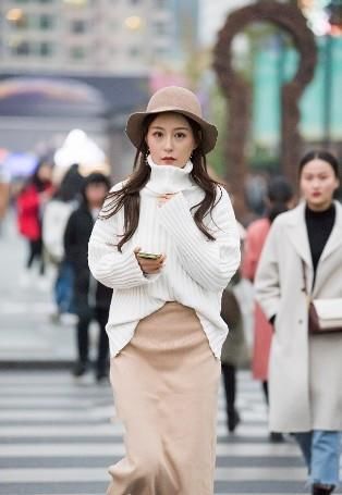 『小姐姐选择』路人街拍,小姐姐灰色针织毛衣搭白色半身短裙,真是很个性