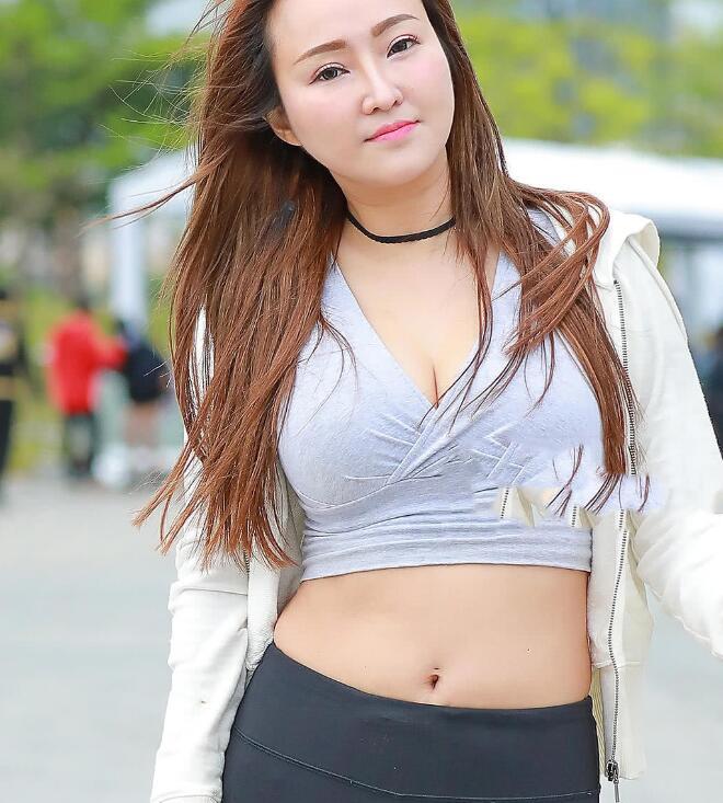 气质女神紧身运动裤尽显完美身材，看到镜头甜美一笑很迷人