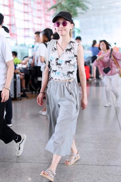 44岁周迅无袖背心像只披了块布还用一根绳系着，网友:像20岁少女