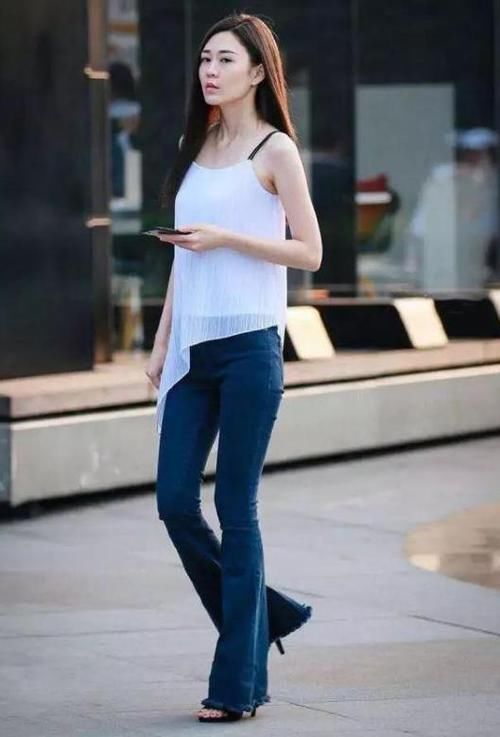  【潮范】潮范儿女神来了，街拍：出水芙蓉的美女，一条黑色的连衣裙，时尚女神大气