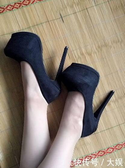 高跟鞋配美腿：推荐两款黑色高跟鞋，真心很好穿