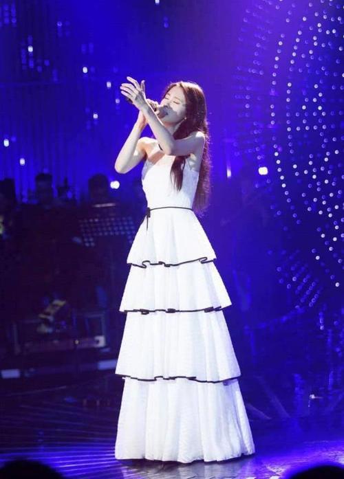 张碧晨一身简约风亮相，被一双“竹竿腿”意外抢镜，这太瘦了吧！