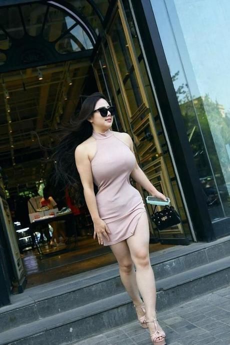 时尚的紧身连衣裙才能穿出女性妖娆曲线美！